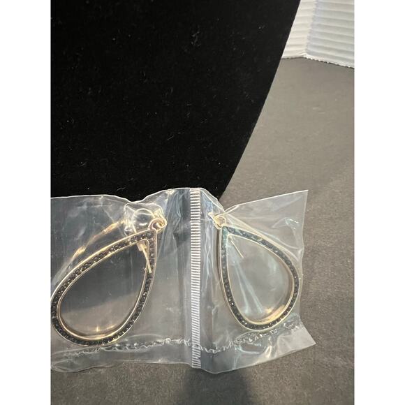 NEW Goldtone Brilliant Prestige Pendant and Tear Drop Pierced Earring Set - Picture 3 of 8